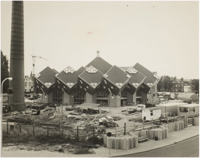 De bouw van het Speelhuis in Helmond. Fotograaf J.v.d. Broek.
