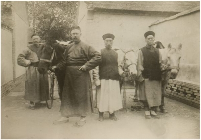  Op de foto de paters Fröwis en Noijen en twee Chinese catechisten; fotograaf onbekend.