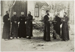 Op de foto de eerste paters en broeders uit Steyl op Timor, vierde van links pater Noijen, zesde van links pater Verstraelen. Fotograaf onbekend.