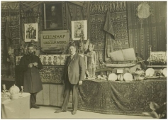  Op de foto van de missietentoonstelling zien we op de achtergrond het portret van monseigneur Noijen, rechts staat zijn broer Sjef. Fotograaf onbekend.