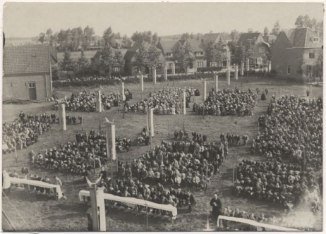Op de foto het processieterrein aan de Bakelsedijk met linksvoor de boerderij van A. van den Hurk. Fotograaf: F.J. Bosch.