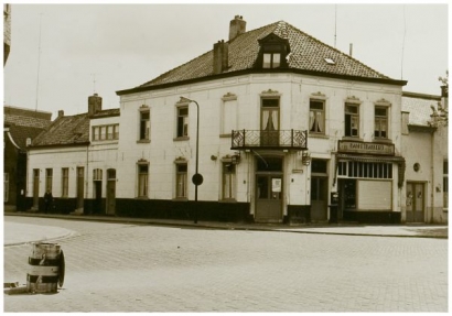  Op de foto uit 1959 het pand van banketbakker Nieuwenhuis met rechts daarvan nog een stukje van het NKV-gebouw; fotograaf onbekend.