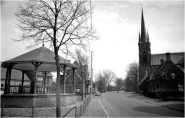 Dorpsstraat in Stiphout met kiosk en Trudokerk in 1960. Fotograaf: Jos Pé
