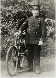 Politieagent Janus de Gouw; fotograaf J.H.C. Hegeman.