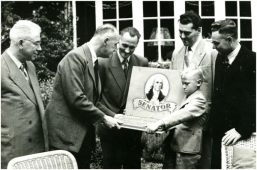 Burgemeester – burgervader – Kolfschoten neemt een grote doos sigaren in ontvangst , omstreeks 1950. Foto: F. van Mierlo |collectie RHCe