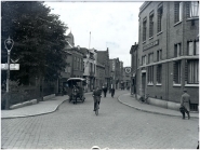 Een inkijkje in de Steenweg op 20 mei 1932.