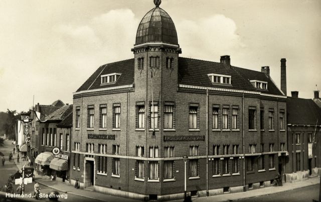Het Bankgebouw waarin de Amsterdamsche Bank gevestigd is.