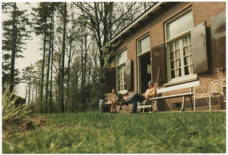 Broeders bij het tuinhuis