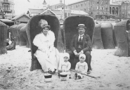 Piet en Anna de Wit op het strand.