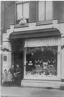 Het oude winkelpand van Van de Vliert, Veestraat 49. Fotograaf onbekend.